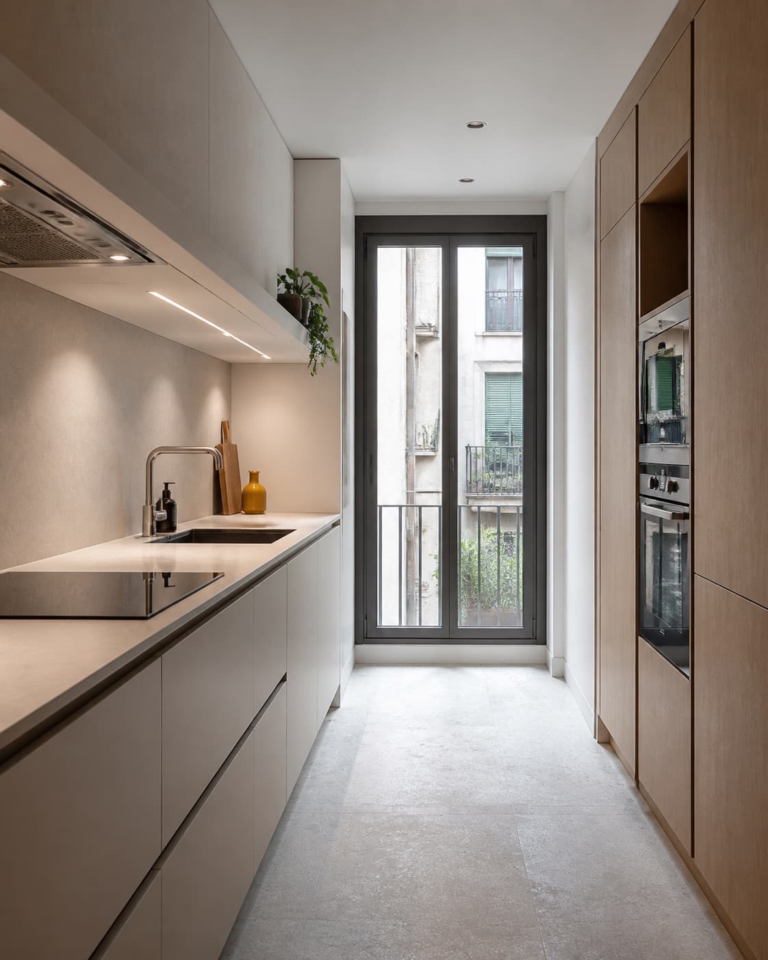 Cocina reformada con distribución funcional y materiales neutros